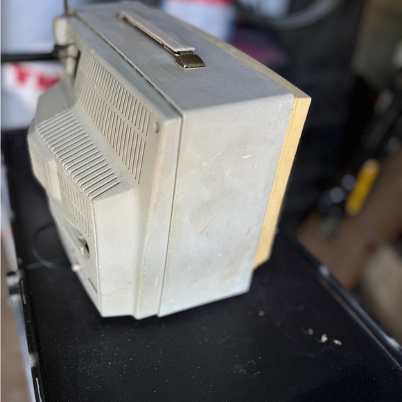 Vintage Zenith Portable TV – Classic 1960s/70s Retro Design - Picture 5 of 5